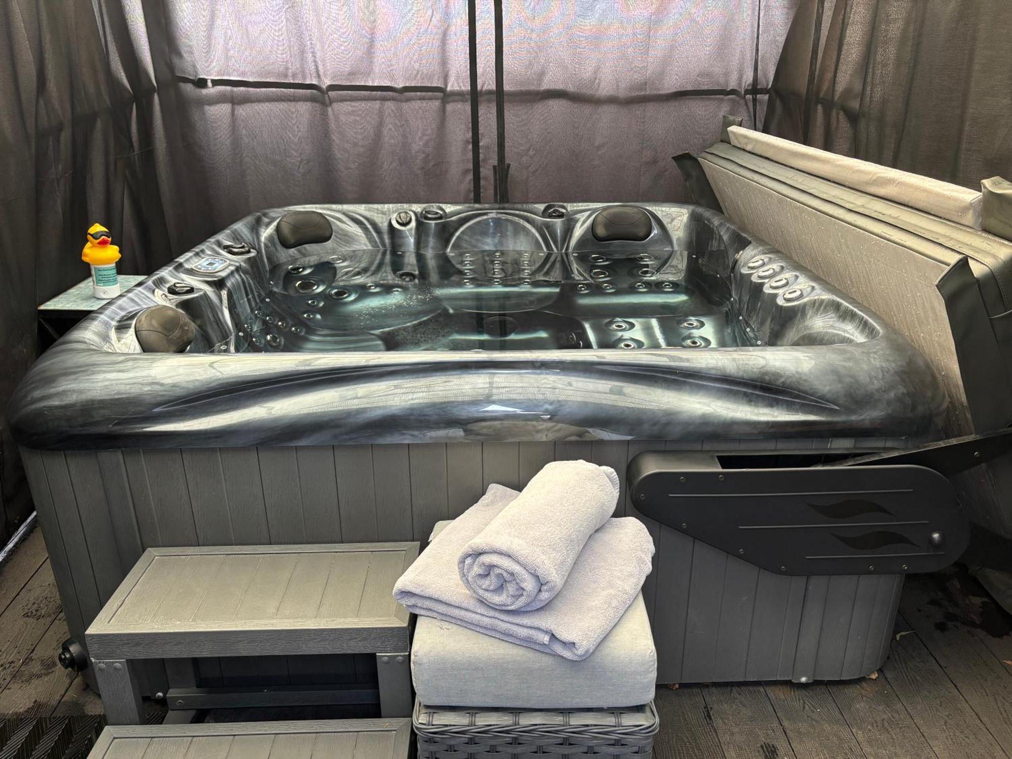 Secret Gem 1 Bed Garden Flat Private Luxury Hot Tub Apartment Bournemouth Exterior photo